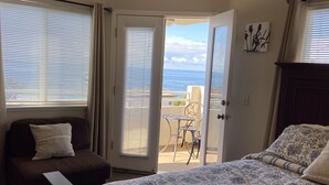 A bedroom with a bed, a sofa, and a balcony with a view of the sea. - Great location! Easy beach access! Sleeps 12 (Pismo Beach)