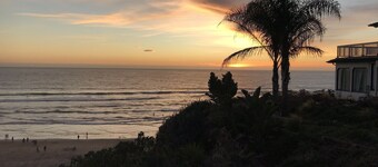 Great location! Easy beach access! Sleeps 12