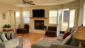 A spacious living room with a fireplace, comfortable seating, and a flat-screen TV. - Great location! Easy beach access! Sleeps 12 (Pismo Beach)