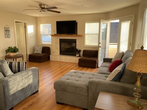 Älytelevisio, takka, DVD-soitin