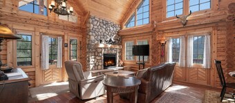 Spacious Log Cabin - 2 Large Bedroom Suites + Den Bedroom Suite - Quality Finishes & Furniture