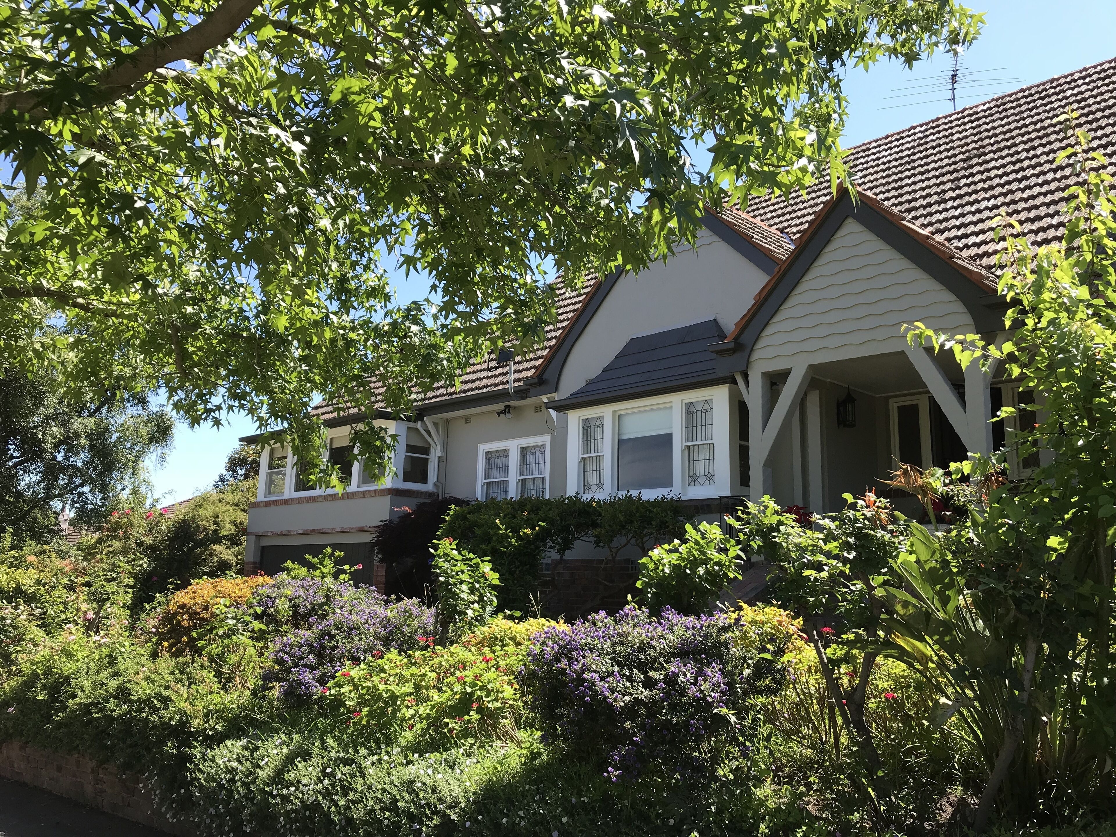 One bedroom unit in Camberwell. Off street parking.