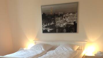 2 quartos, ferros/tábuas de passar roupa, berço de viagem