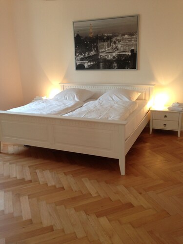 Beautiful Regensburg: Spacious and Bright Apartment in Great Location