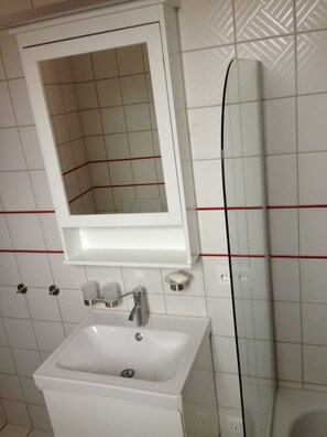 Een douche, een haardroger, handdoeken