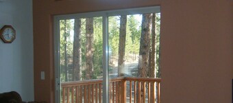 Moderna casa de Black Hills ubicado en los pinos cerca hermoso lago Pactola