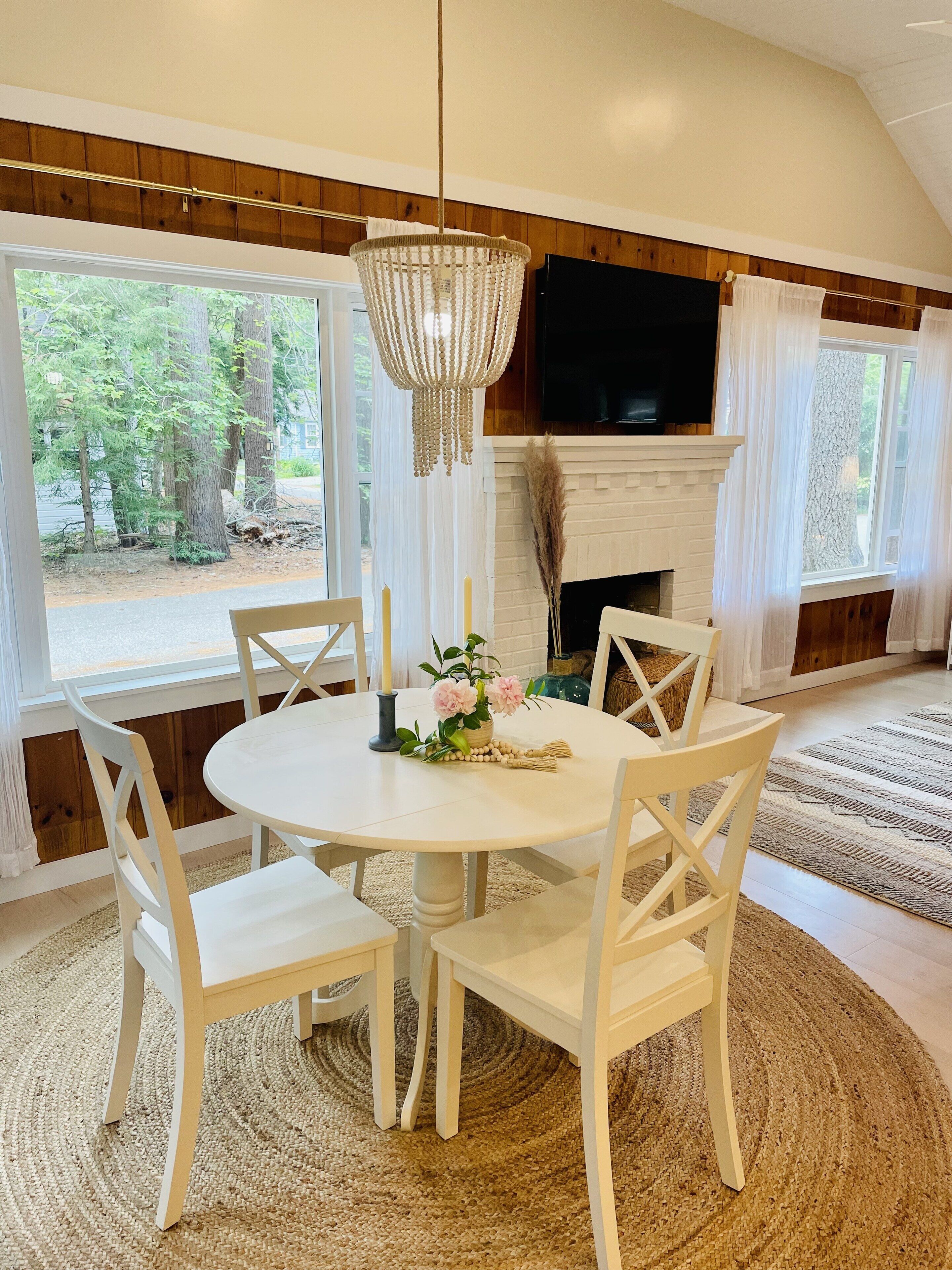 Dining for 7 at the table and island 