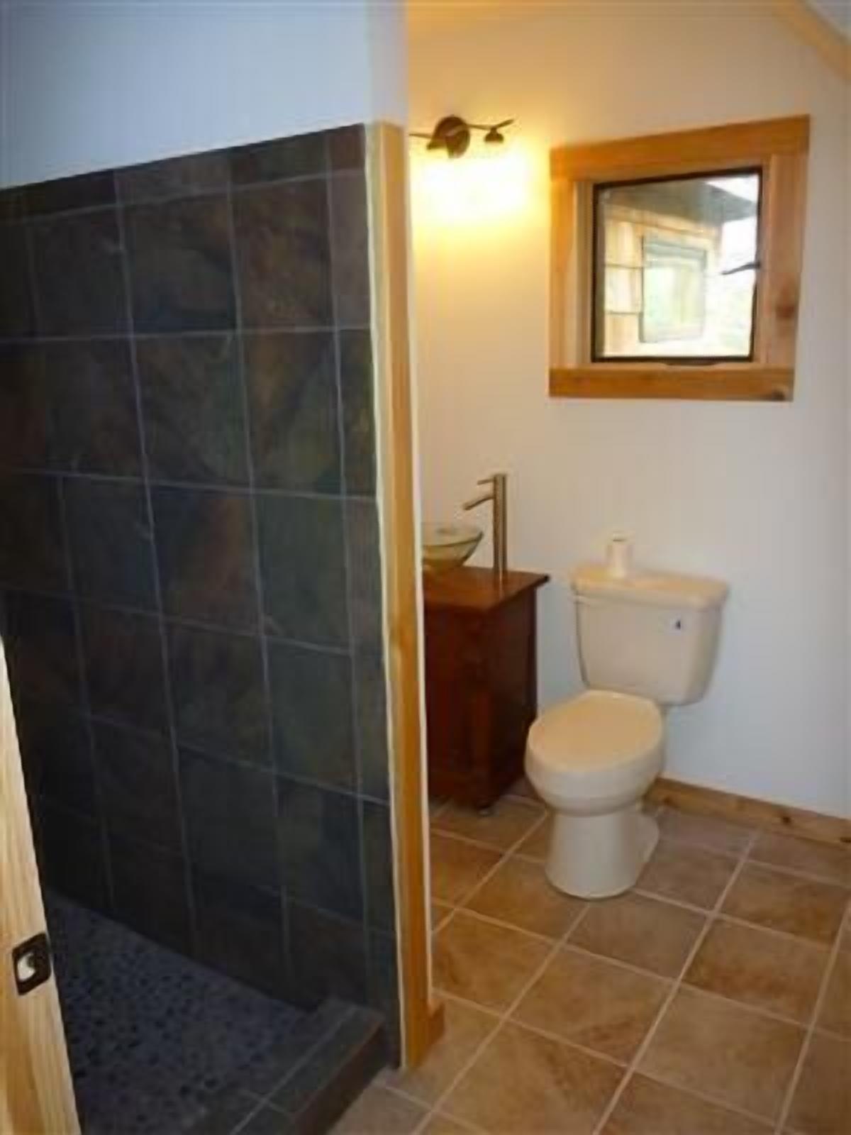 'Good Intentions' - cabin approx 15 minutes from downtown Asheville