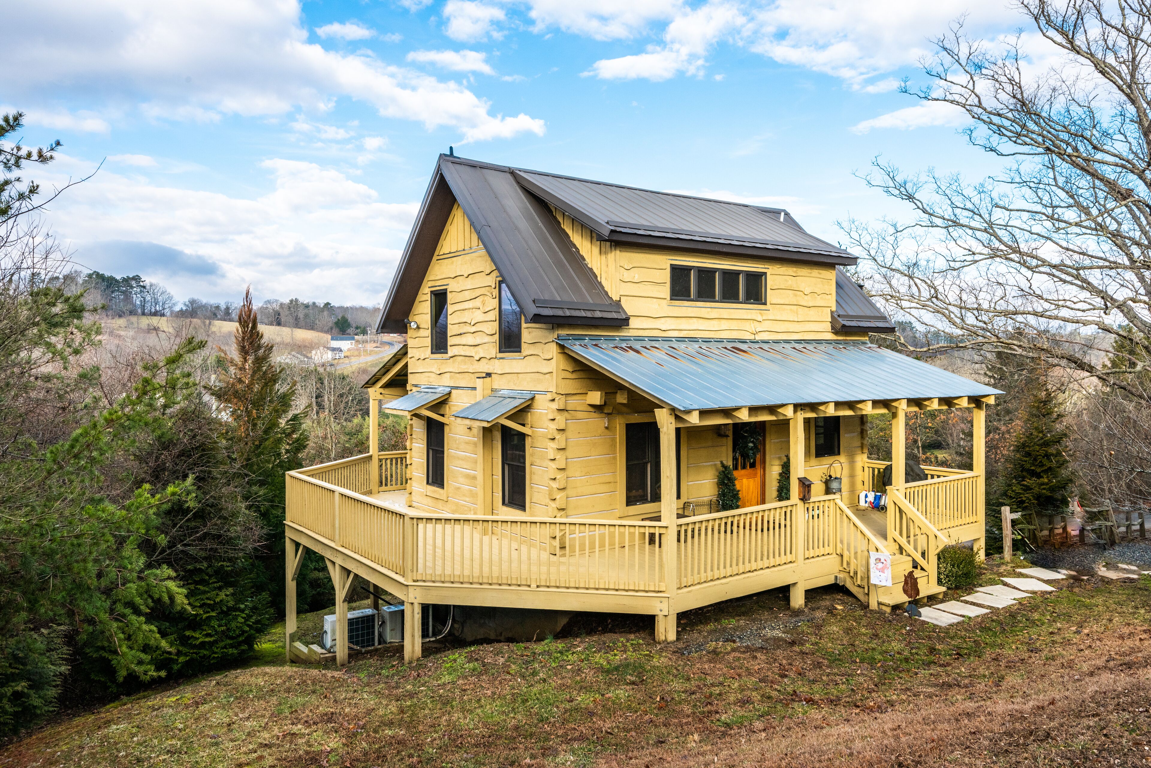 'Good Intentions' - cabin approx 15 minutes from downtown Asheville