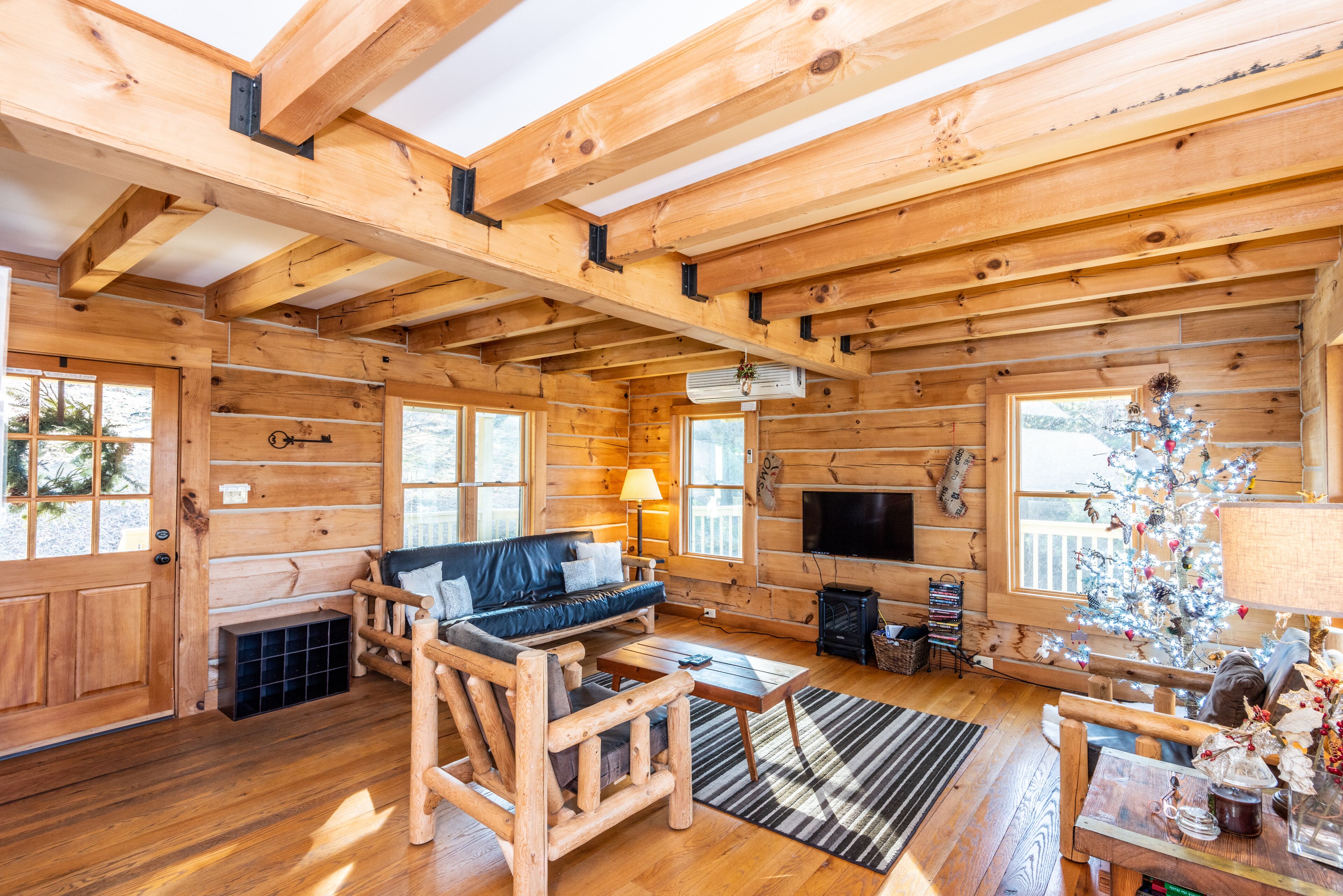 'Good Intentions' - cabin approx 15 minutes from downtown Asheville