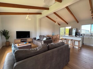 Smart TV, DVD player, books, video library - DUNE VIEW ROBE - 200m to Beach - Recently Renovated (2025) - Amazing Views (Robe)