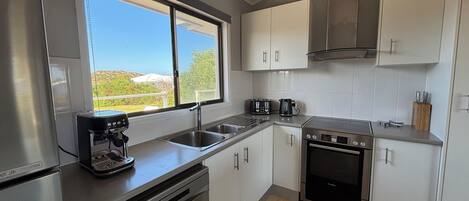 Een koelkast, een magnetron, een oven, een kookplaat