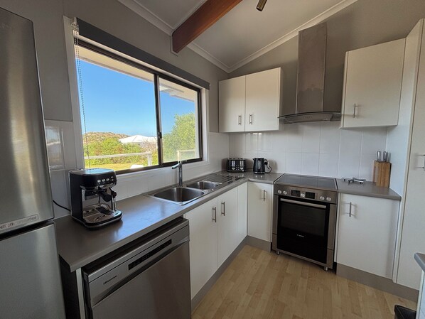 Een koelkast, een magnetron, een oven, een kookplaat