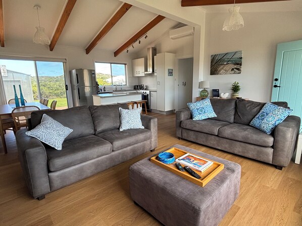 تلفزيون ذكي، مشغل دي في دي، كُتُب، مكتبة فيديو