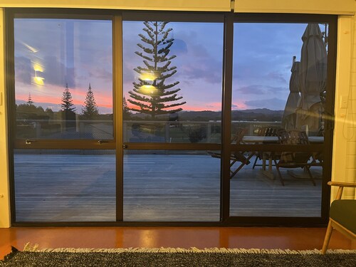 Viihtyisä palo talviyönä, upeat suistonäkymät, valtava kansi, loistavat auringonlaskut