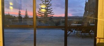 Fantastic Estuary & Golf Course Views, Huge Deck, Great Sunsets, Modern & Cosy