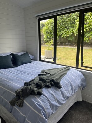 3 bedrooms, in-room safe, iron/ironing board, travel cot - Fantastic Water & Golf Course Views, Huge Deck, Stunning Sunsets, Modern & Cosy (Omaha)