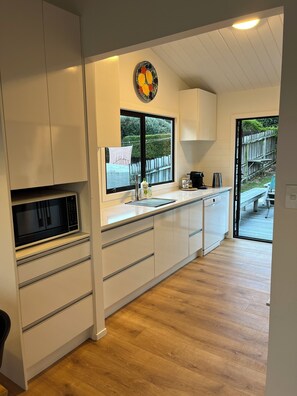 Fridge, microwave, oven, stovetop - Fantastic Water & Golf Course Views, Huge Deck, Stunning Sunsets, Modern & Cosy (Omaha)