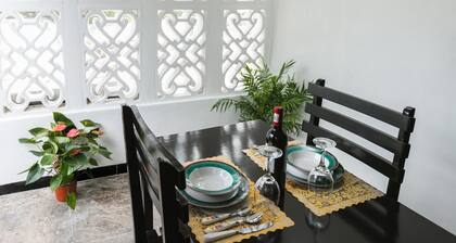 ¡Nuevo! Apto. w / mini terraza, Netflix, enfriador de vino, etc. .9 mi. desde la plaza central.