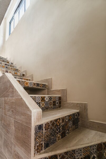New! Apt. w/mini terrace, Netflix, wine cooler, etc. .9 mi. from central sq.