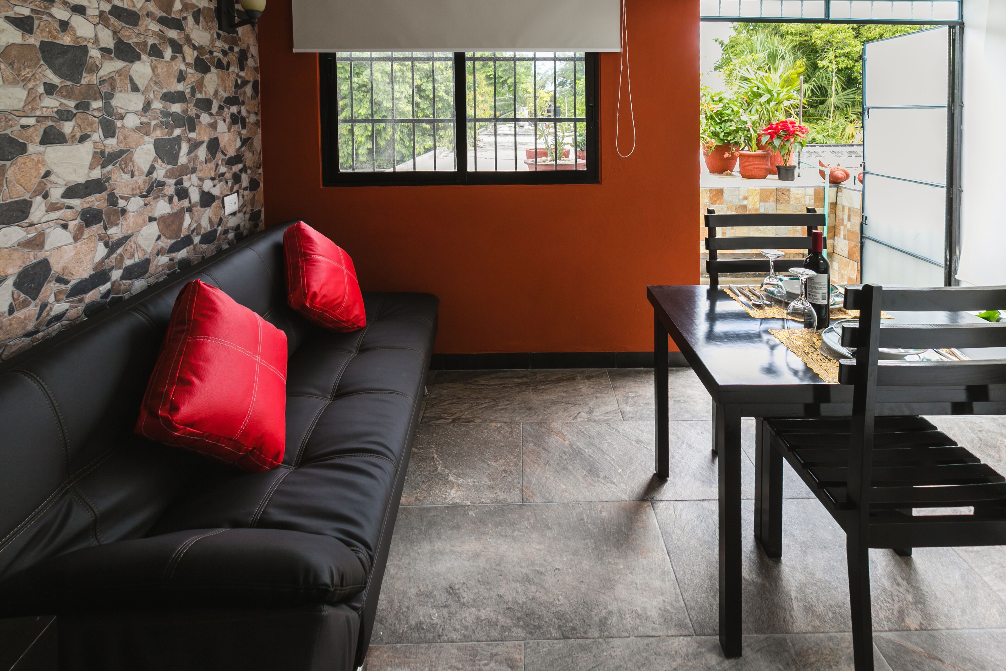 New! Apt. w/mini terrace, Netflix, wine cooler, etc. .9 mi. from central sq.