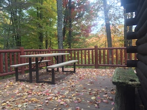 Outdoor dining - Charming Traditional Log Cabin In Between Mt. Snow And Stratton with Sauna/WIFI (Wardsboro)