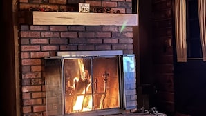 Una chimenea de ladrillo con un letrero encima que dice "Welcome to SOUSA'S MOOSE LODGE".