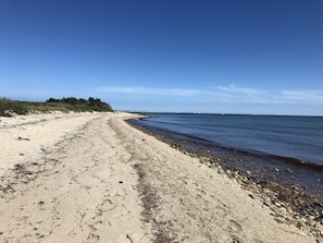 Perto da praia, espreguiçadeiras, toalhas de praia