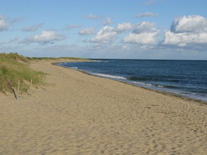 Perto da praia, espreguiçadeiras, toalhas de praia