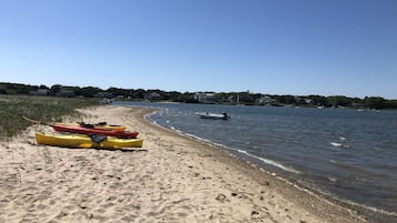 Perto da praia, espreguiçadeiras, toalhas de praia