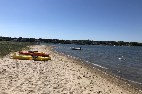 Beach nearby, sun-loungers, beach towels