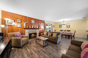 Smart-TV, Kamin, DVD-Player, Bücher