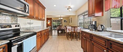 Refrigerador, microondas, horno, placa de cocina