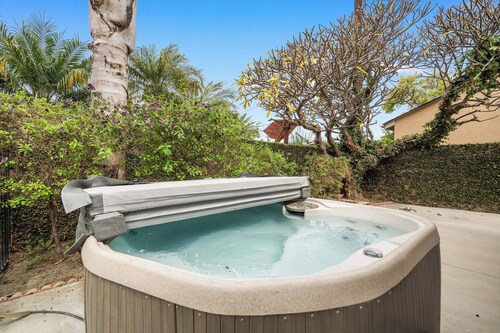 Walking Distance to Disneyland with Spacious Driveway,Generous Backyard,Hot Tub!