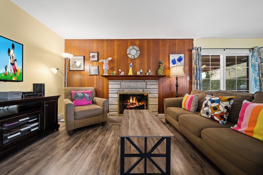 1. Disneyland Walking Distance Home or 2 min Drive