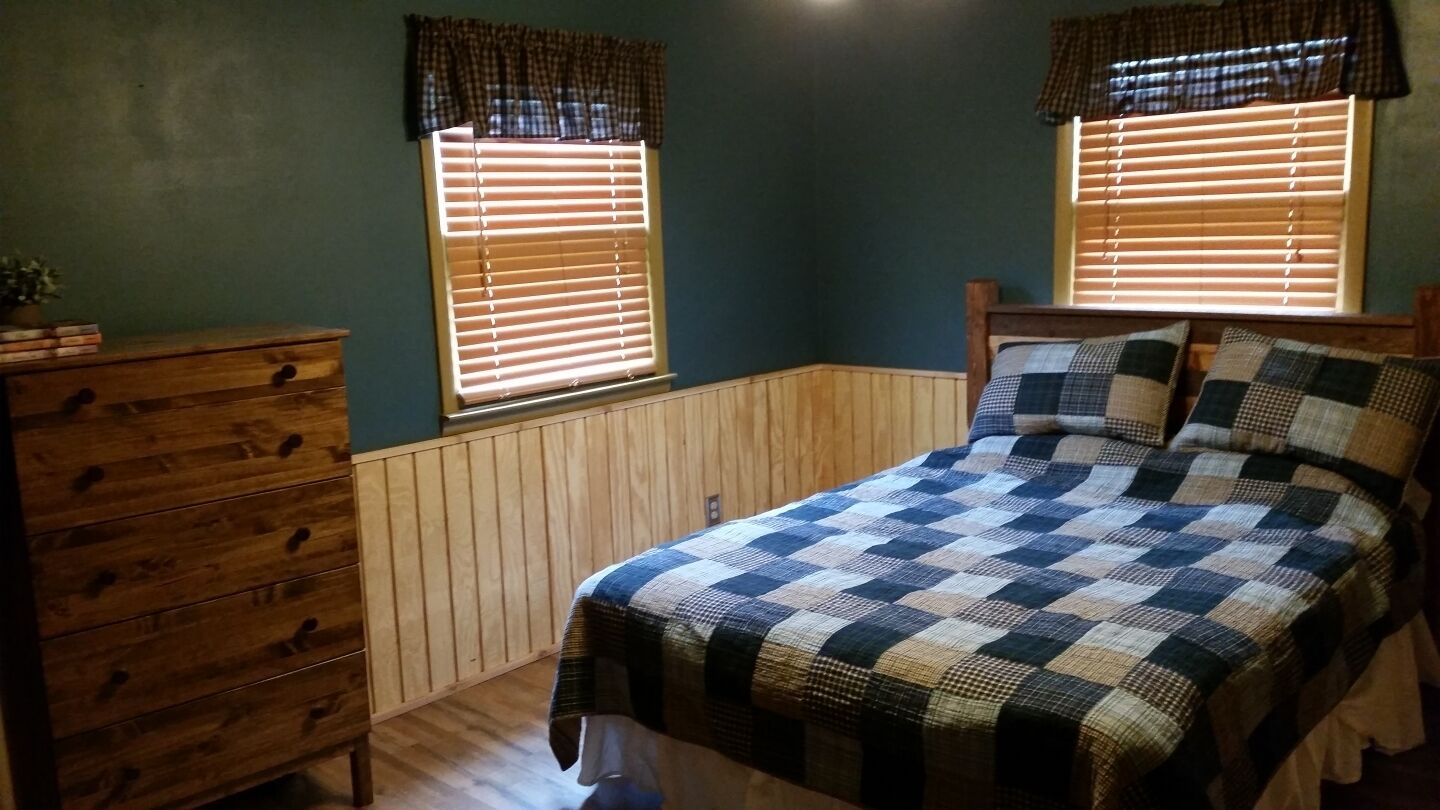 HOCKING HILLS CABIN WITH HOT TUB AND POND ON 4 SECLUDED ACRES with REC BARN