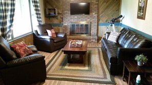 Smart TV, fireplace, DVD player, table football - HOCKING HILLS CABIN WITH HOT TUB AND POND ON 4 SECLUDED ACRES with REC BARN (Logan)