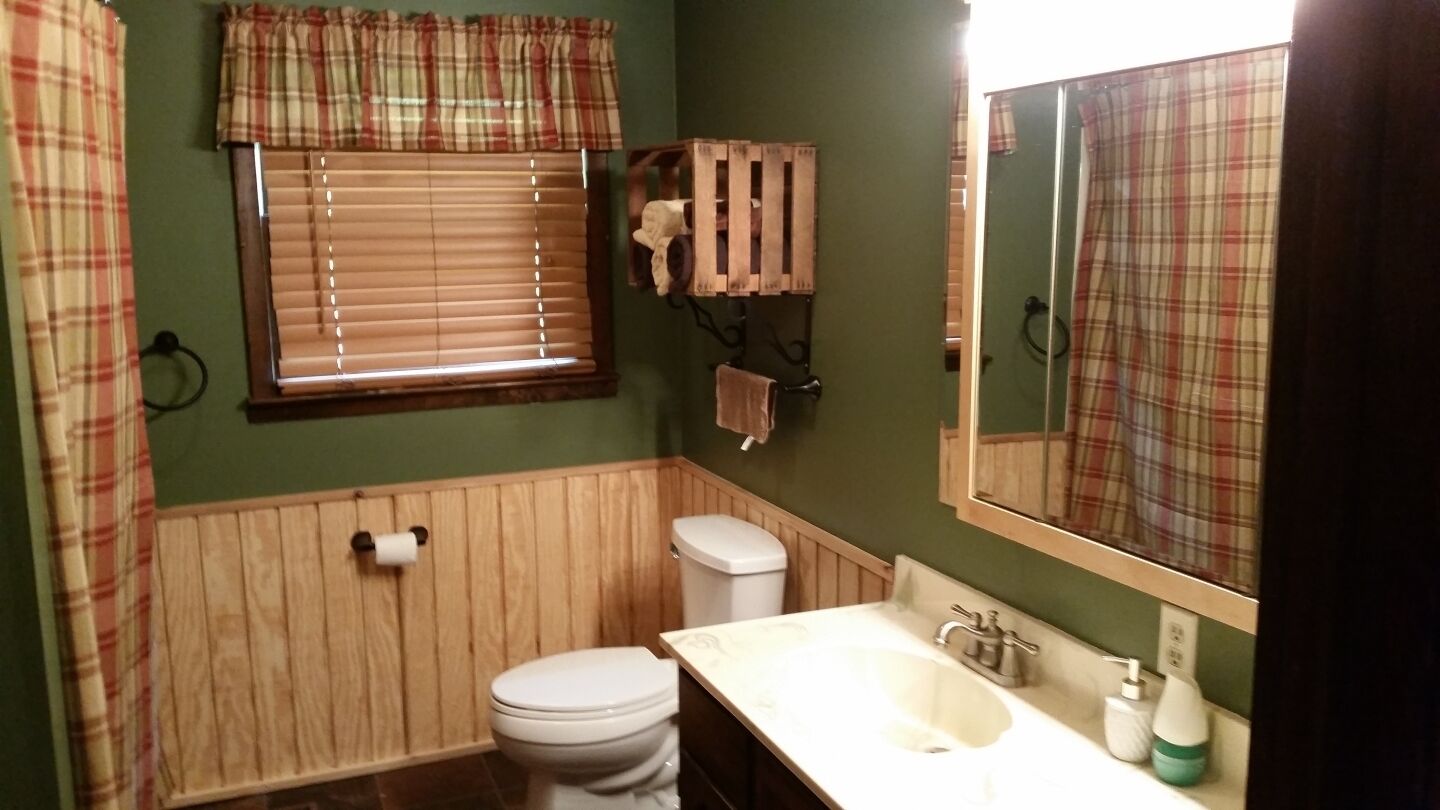 HOCKING HILLS CABIN WITH HOT TUB AND POND ON 4 SECLUDED ACRES with REC BARN