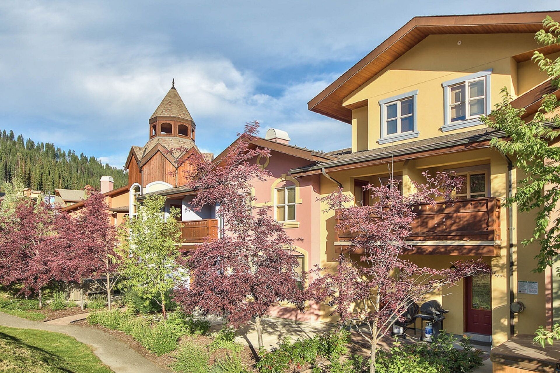 2 Bedroom, close to village and lifts, Quiet location, Parking and Hot Tub!