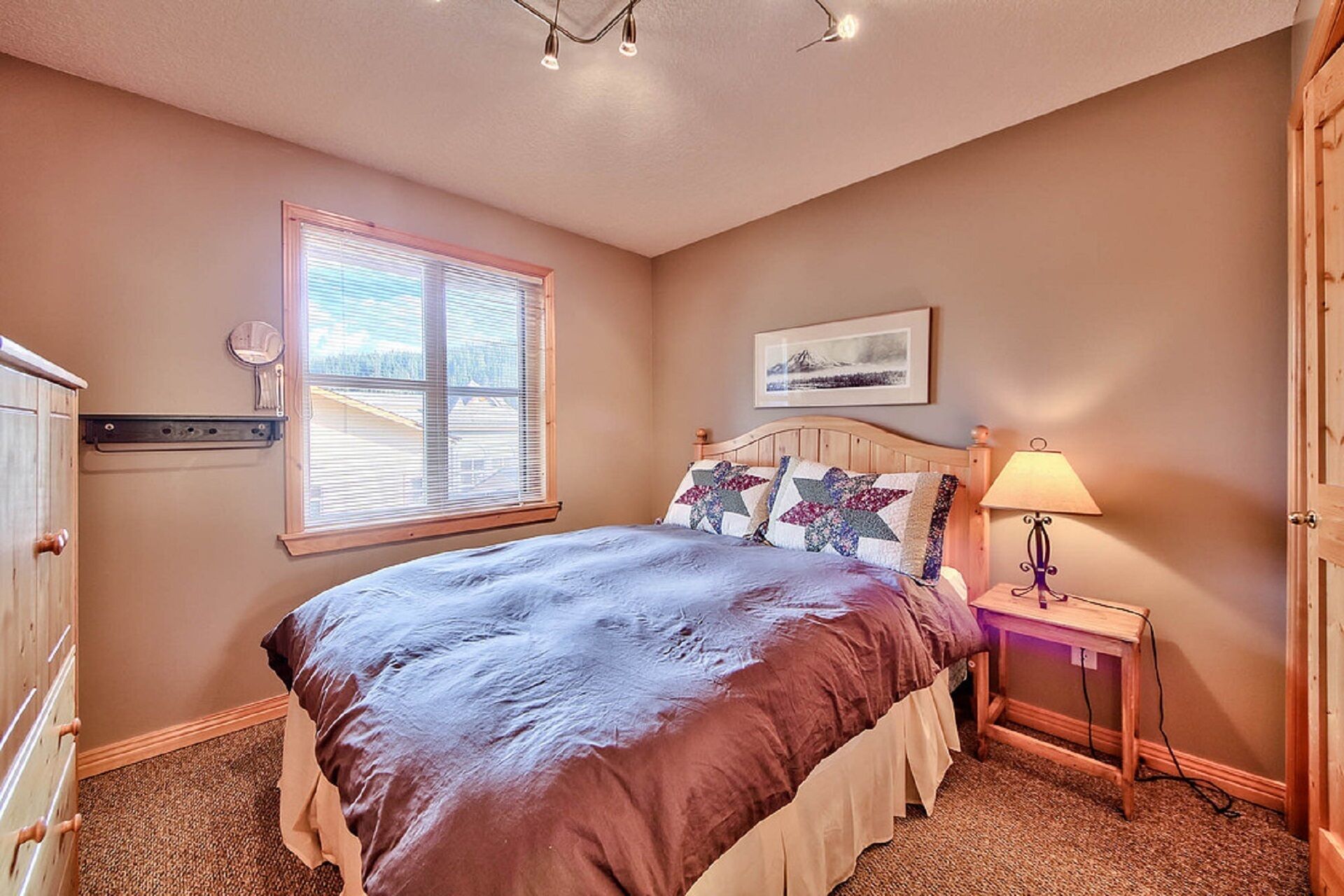 2 Bedroom, close to village and lifts, Quiet location, Parking and Hot Tub!