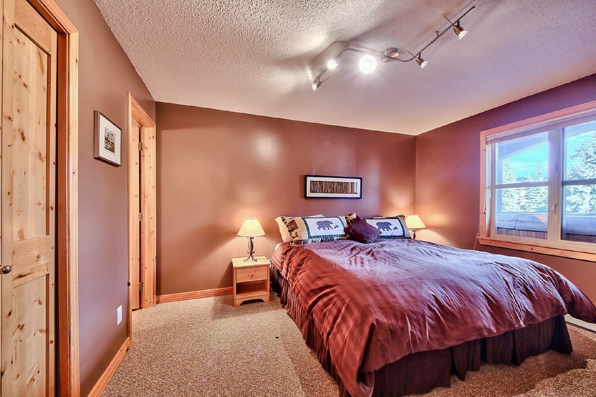 2 Bedroom, close to village and lifts, Quiet location, Parking and Hot Tub!