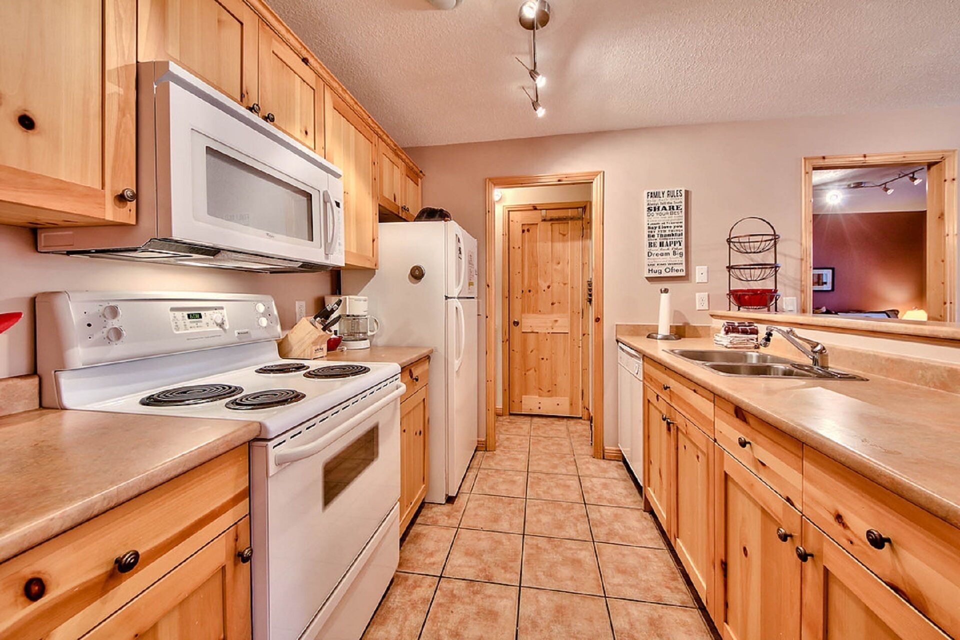 2 Bedroom, close to village and lifts, Quiet location, Parking and Hot Tub!