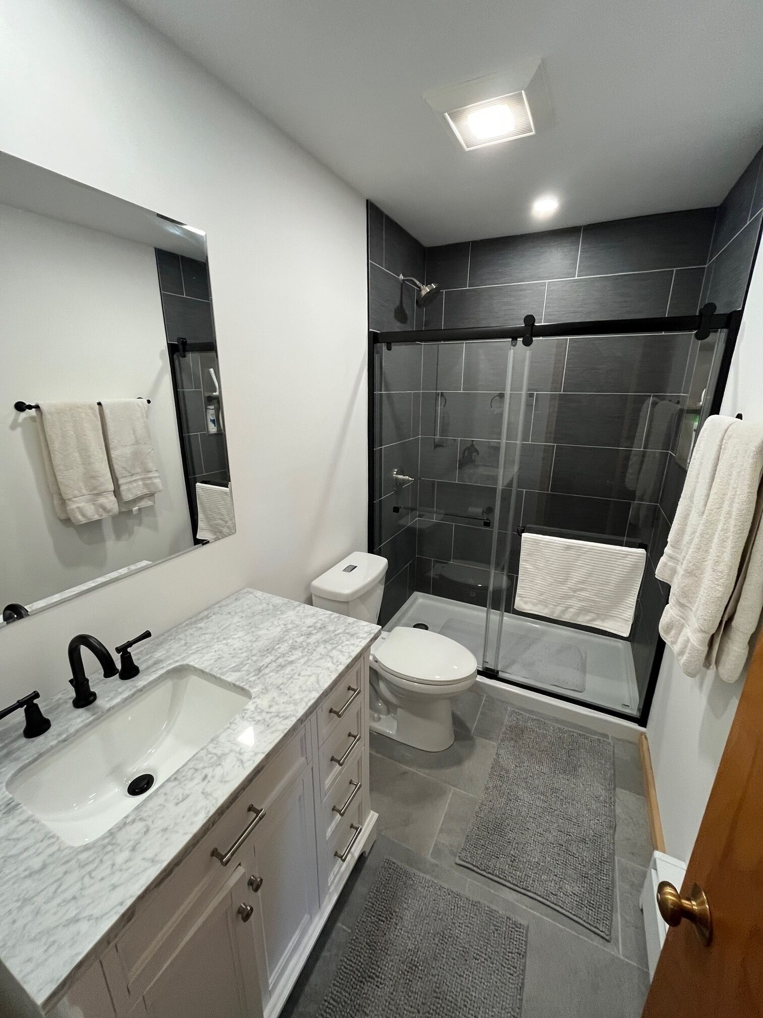 Ensemble douche/baignoire, serviettes fournies, savon, shampoing