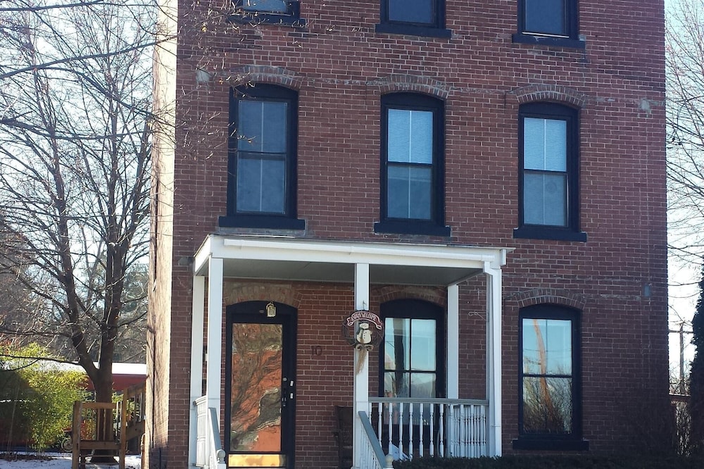Beautiful Townhouse In Turners Falls!