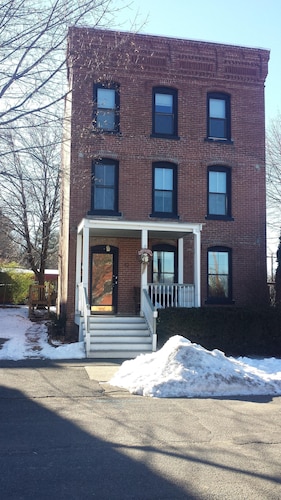 Kaunis rivitalo Turners Falls!