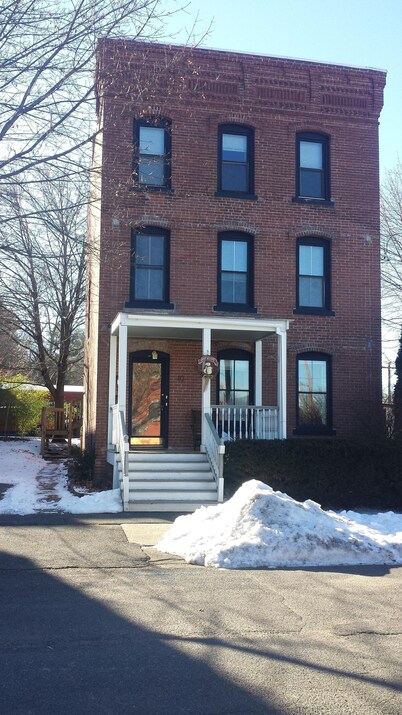 Beautiful Townhouse In Turners Falls!