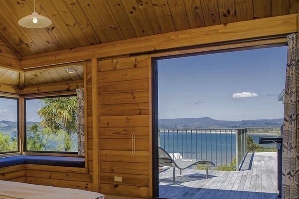 4 habitaciones, tabla de planchar con plancha y cuna de viaje