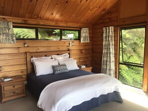 4 habitaciones, tabla de planchar con plancha y cuna de viaje 