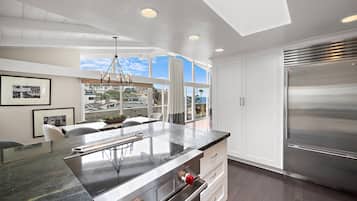 Refrigerador, microondas, horno y parrilla de estufa