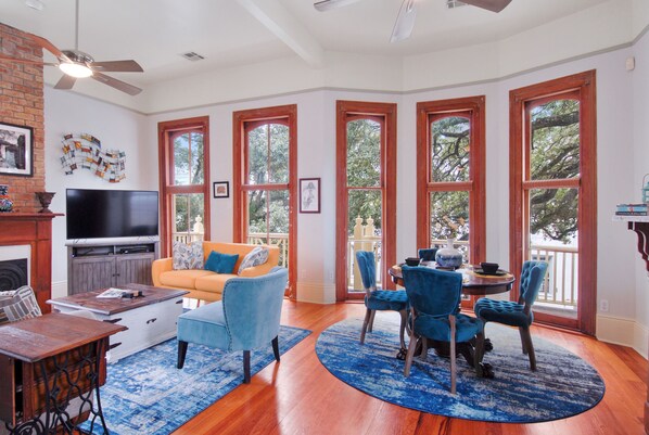 Smart-tv, böcker, ett musikbibliotek och en stereo